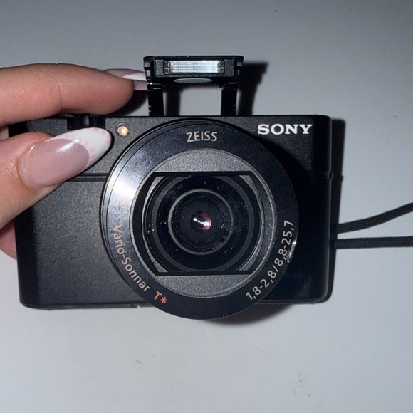 Sony RX100 iii Compact Digital Camera - Picture 2 of 6